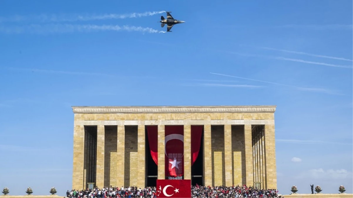 Başkent'te gururlandıran tablo! Cumhuriyet'in 100. yılı için SOLOTÜRK'ten nefes kesen gösteri