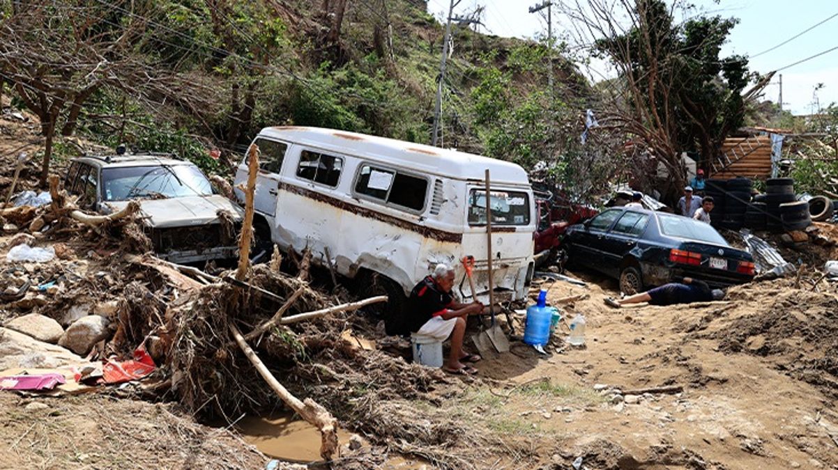 Meksika'yı Otis Kasırgası vurdu! 39 kişi hayatını kaybetti, kayıplar var